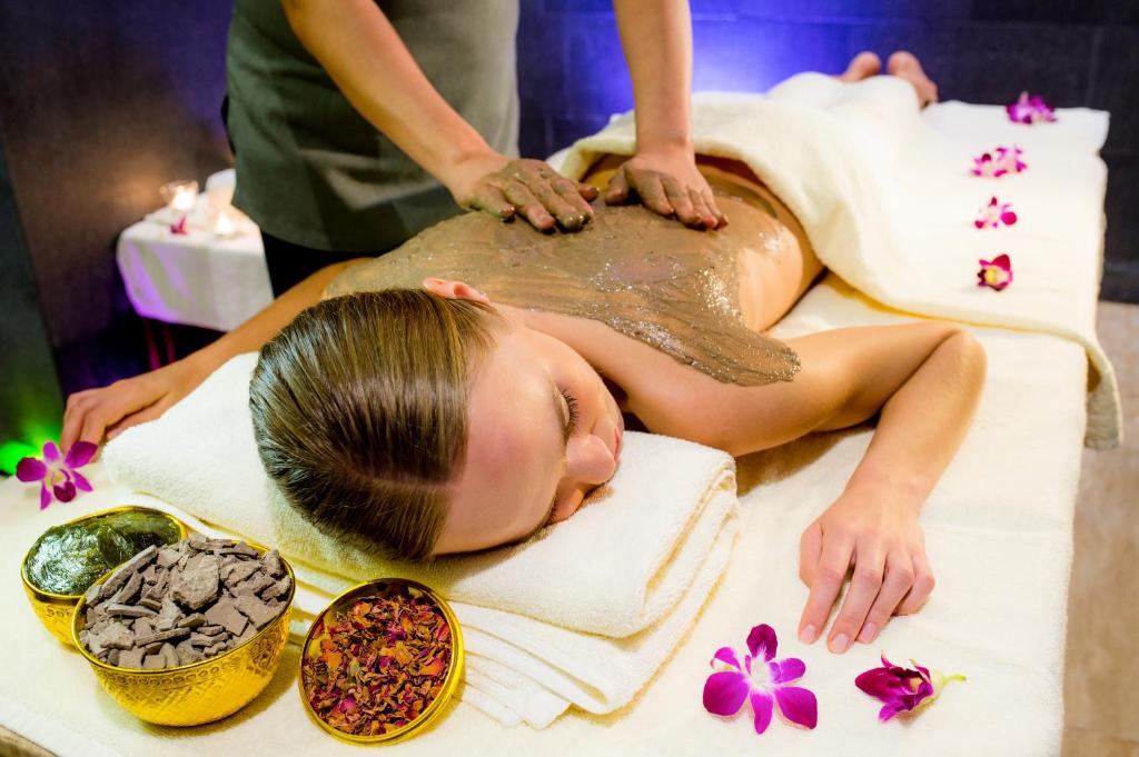 “Experience the Best of Both Worlds: 10 Nights in Abu Dhabi and the Maldives”