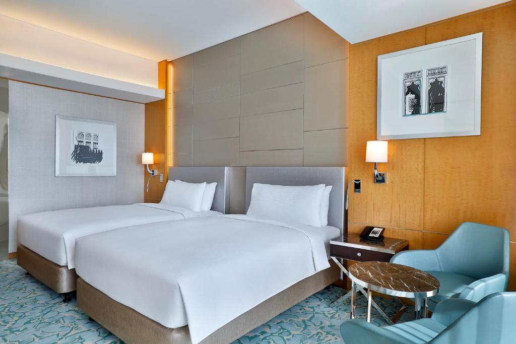 THREE INCREDIBLE EXPERIENCES. ONE UNFORGETTABLE HOLIDAY. PALM JUMEIRAH + CAPE TOWN + BIG 5 SAFARI 10 NIGHTS FROM JUST £2,399PP!