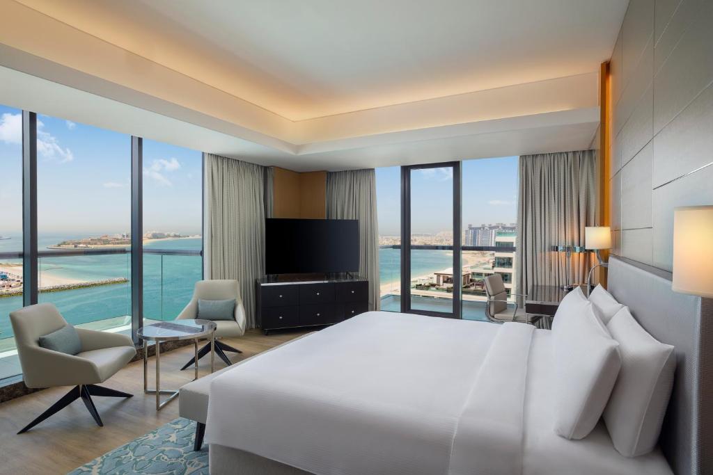 THREE INCREDIBLE EXPERIENCES. ONE UNFORGETTABLE HOLIDAY. PALM JUMEIRAH + CAPE TOWN + BIG 5 SAFARI 10 NIGHTS FROM JUST £2,399PP!