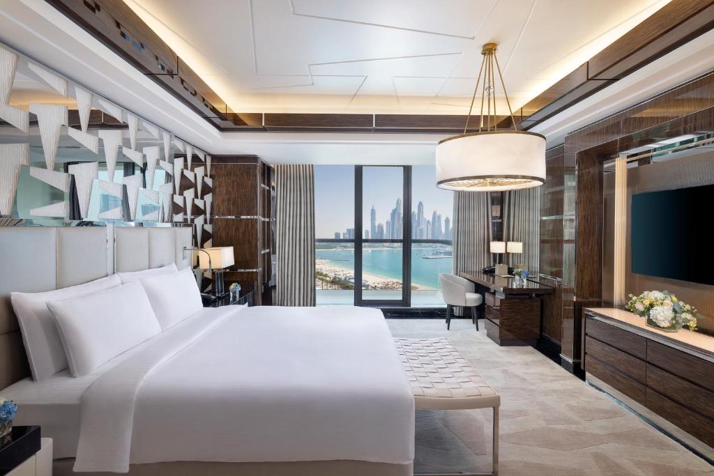 THREE INCREDIBLE EXPERIENCES. ONE UNFORGETTABLE HOLIDAY. PALM JUMEIRAH + CAPE TOWN + BIG 5 SAFARI 10 NIGHTS FROM JUST £2,399PP!