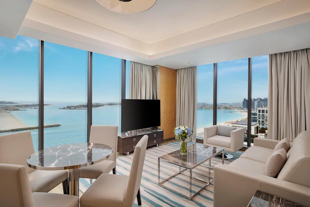 THREE INCREDIBLE EXPERIENCES. ONE UNFORGETTABLE HOLIDAY. PALM JUMEIRAH + CAPE TOWN + BIG 5 SAFARI 10 NIGHTS FROM JUST £2,399PP!
