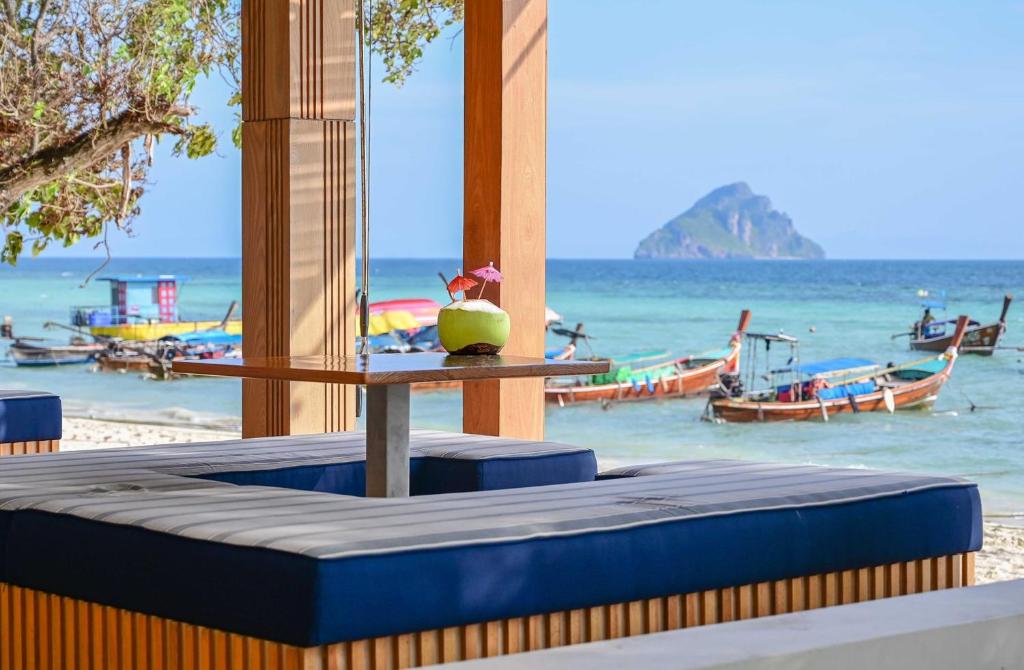 14 NIGHTS Incredible Thailand Multi-Centre PHUKET • PHI PHI • KRABI Price starting from £1,149pp