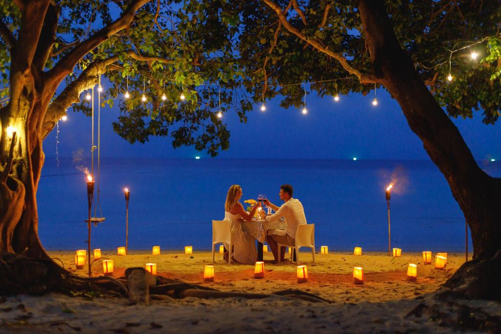 14 NIGHTS Incredible Thailand Multi-Centre PHUKET • PHI PHI • KRABI Price starting from £1,149pp