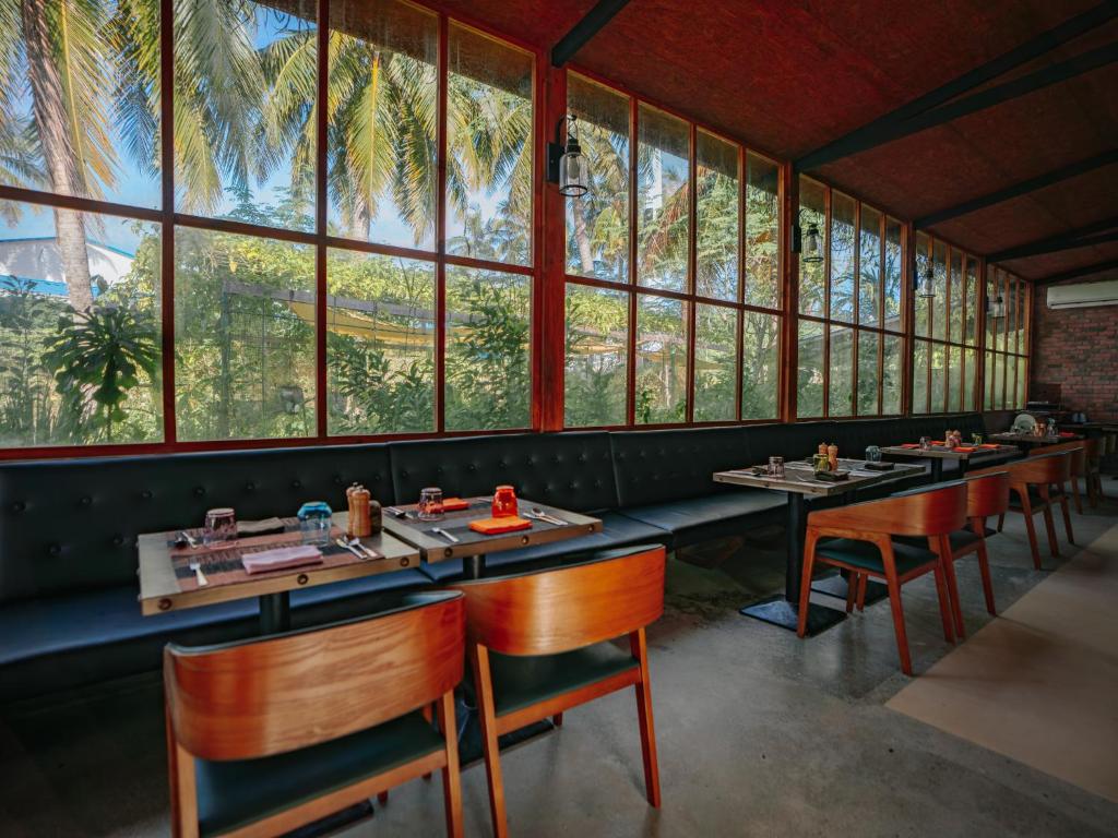 07 NIghts Holiday at Oaga Art Resort Maldives with Veyoge Gallery Pool Villa