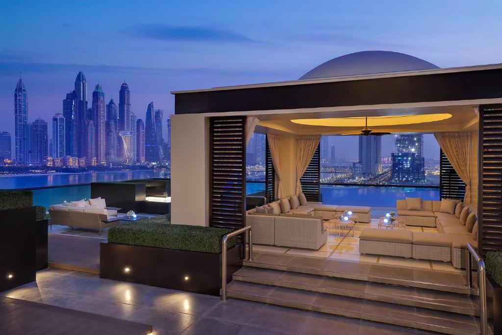 THREE INCREDIBLE EXPERIENCES. ONE UNFORGETTABLE HOLIDAY. PALM JUMEIRAH + CAPE TOWN + BIG 5 SAFARI 10 NIGHTS FROM JUST £2,399PP!