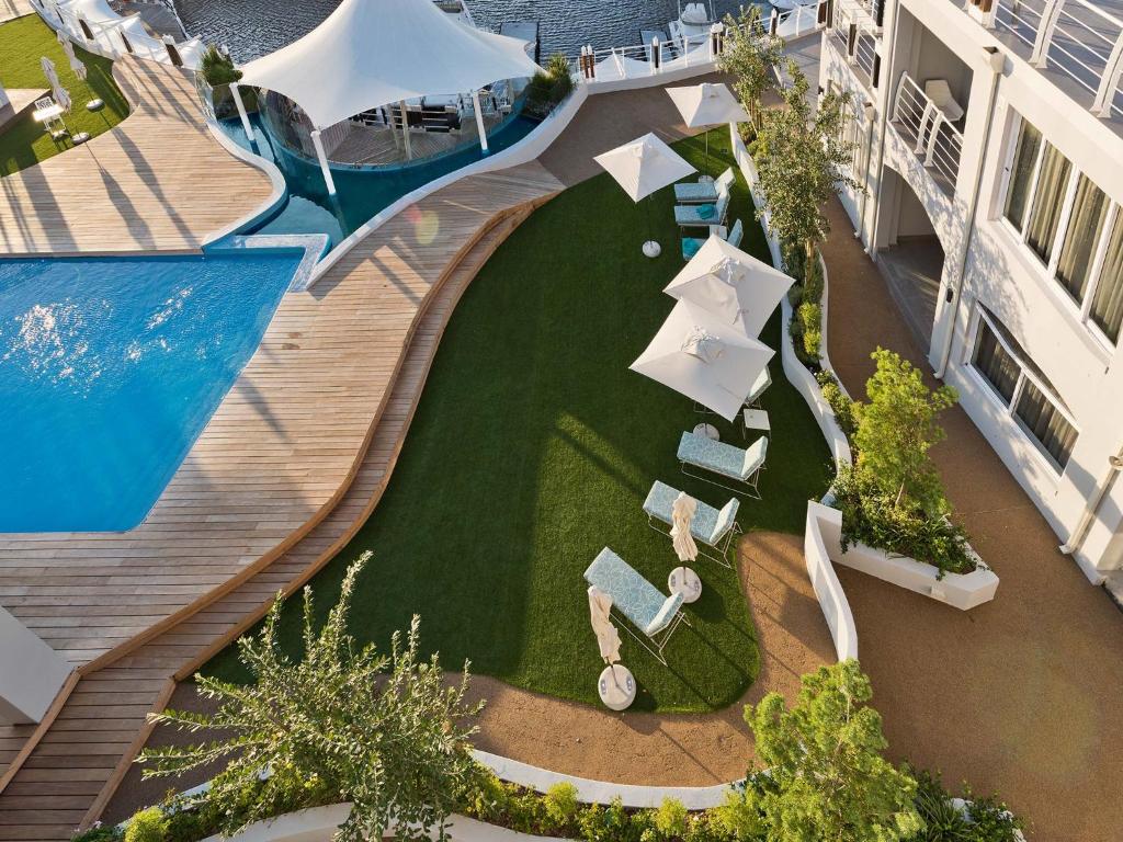14 Nights African Multi-Center Cape Town, Victoria Falls, and Zanzibar. Experience the Best of Africa with this Unforgettable Adventure for Only in £ 2399pp