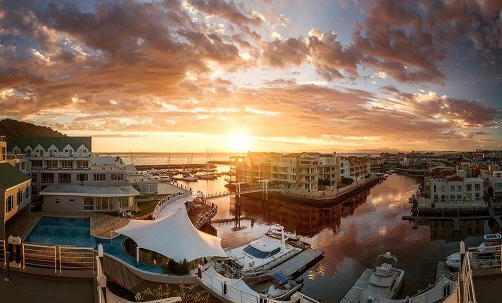 14 Nights African Multi-Center Cape Town, Victoria Falls, and Zanzibar. Experience the Best of Africa with this Unforgettable Adventure for Only in £ 2399pp