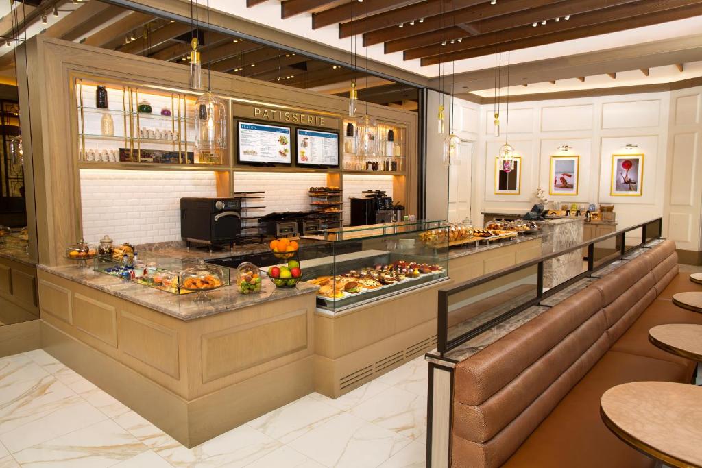 Starry Nights! Your 10 Nights Family Extravaganza in Orlando & Bahamas! Adventure Awaits!