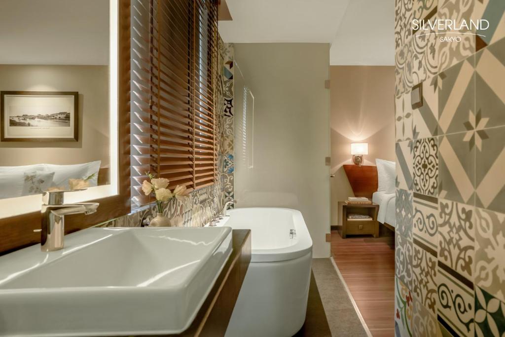 Discover the best of Vietnam and Cambodia with 12 nights of luxury for £1549pp – Silverland Sakyo, Dusit Princess Moonrise & White Mansion Legend await – accommodation and transfers included