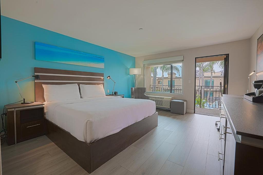 From Sun Kissed Beaches to Urban Delights! Spectacular Adventure in Cancun & Los Angeles, All Inclusive