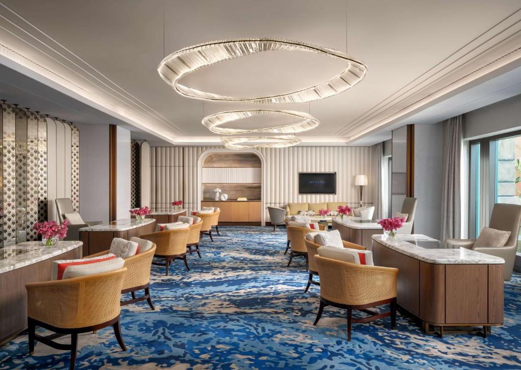 03 Nights Holiday Deal at Atlantis The Royal Dubai with Seascape King Room