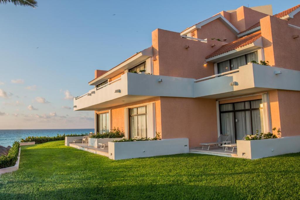 Travel to Orlando, Florida to experience the thrill & adventure