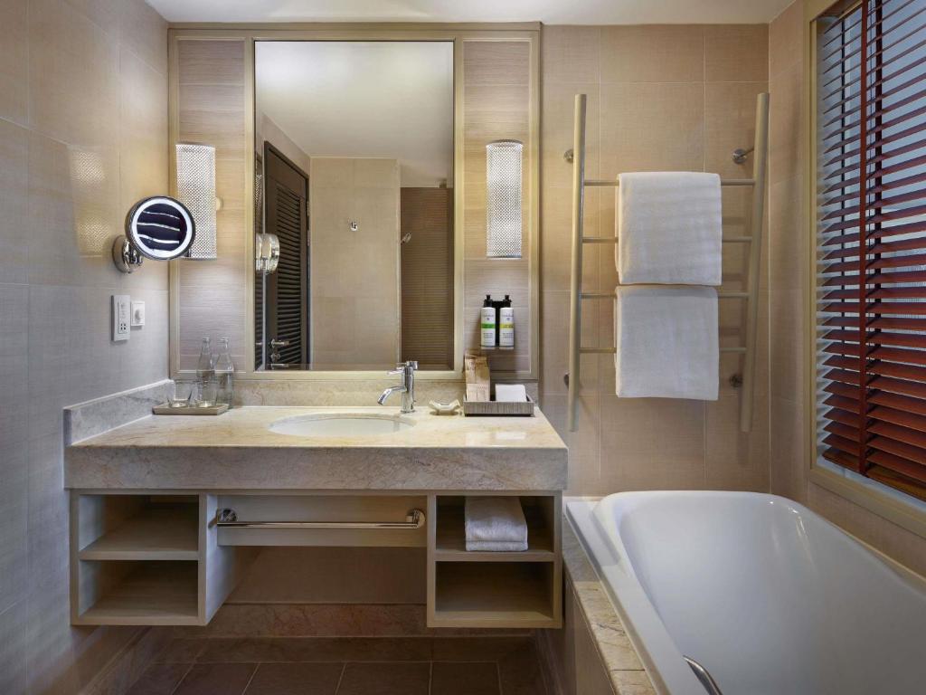 Exotic Thai Getaway 14 Nights in Phuket, Khaolak, Krabi, & Koh Lanta W/Flights &Transfers Included for £1399 pp!