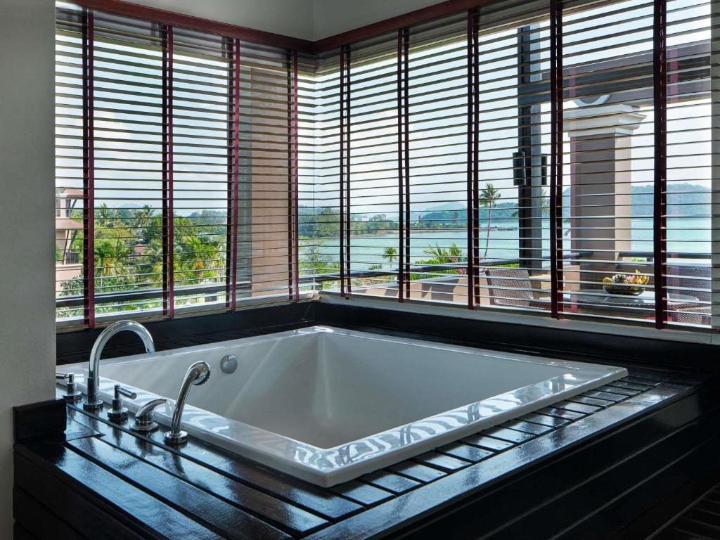 Exotic Thai Getaway 14 Nights in Phuket, Khaolak, Krabi, & Koh Lanta W/Flights &Transfers Included for £1399 pp!