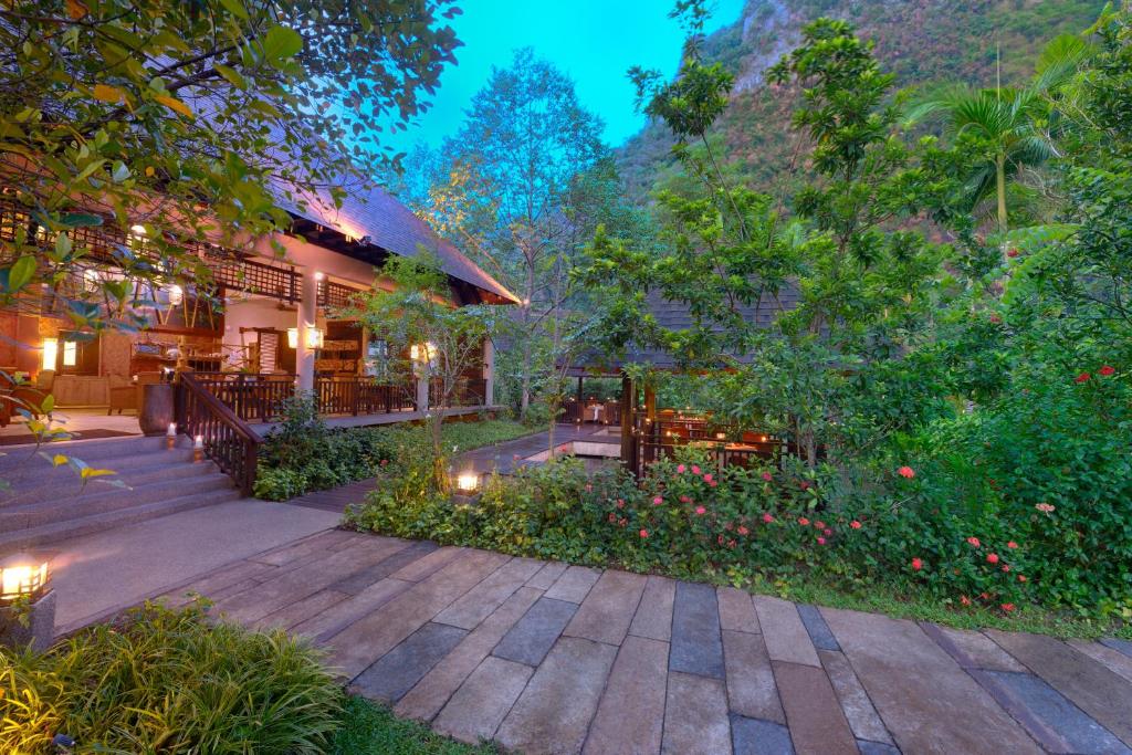 10 NIGHTS. 4 WORLDS. Kuala Lumpur → Cameron Highlands → Banjaran → Penang. price starting from £1,350PP