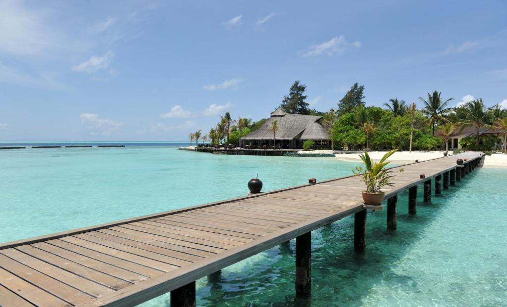 09 Nights Holiday at Komandoo Island Resort & Spa And JA Ocean View With Beach Villa