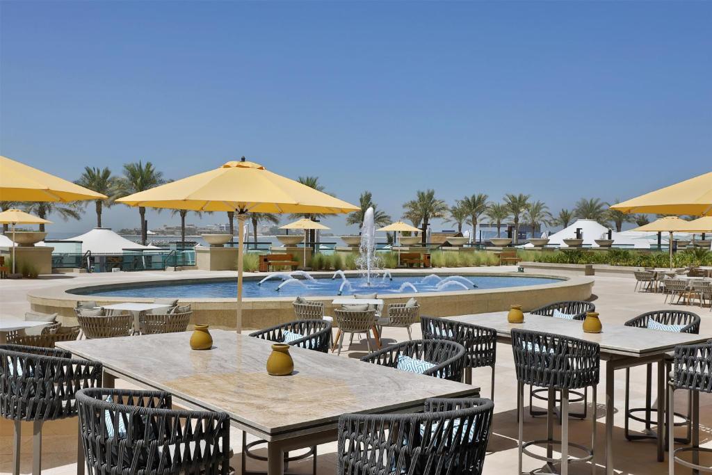 THREE INCREDIBLE EXPERIENCES. ONE UNFORGETTABLE HOLIDAY. PALM JUMEIRAH + CAPE TOWN + BIG 5 SAFARI 10 NIGHTS FROM JUST £2,399PP!