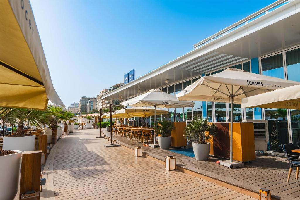 THREE INCREDIBLE EXPERIENCES. ONE UNFORGETTABLE HOLIDAY. PALM JUMEIRAH + CAPE TOWN + BIG 5 SAFARI 10 NIGHTS FROM JUST £2,399PP!