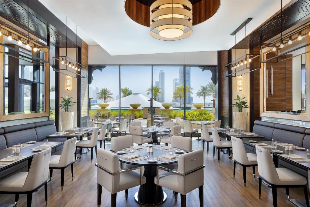 THREE INCREDIBLE EXPERIENCES. ONE UNFORGETTABLE HOLIDAY. PALM JUMEIRAH + CAPE TOWN + BIG 5 SAFARI 10 NIGHTS FROM JUST £2,399PP!