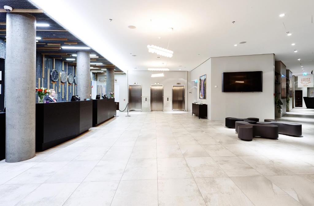 10 Nights Holiday at Iceland, Niagara Falls, and New york