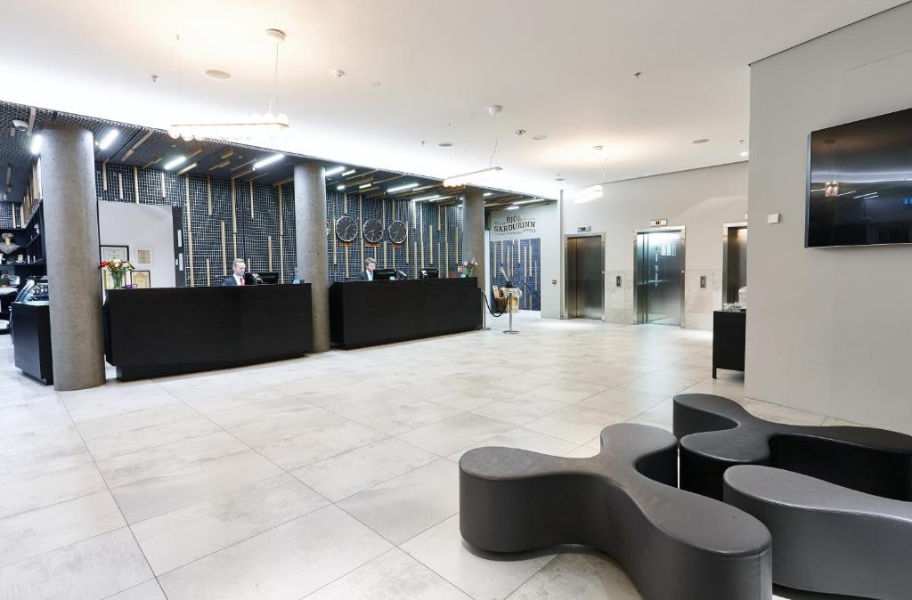 10 Nights Holiday at Iceland, Niagara Falls, and New york