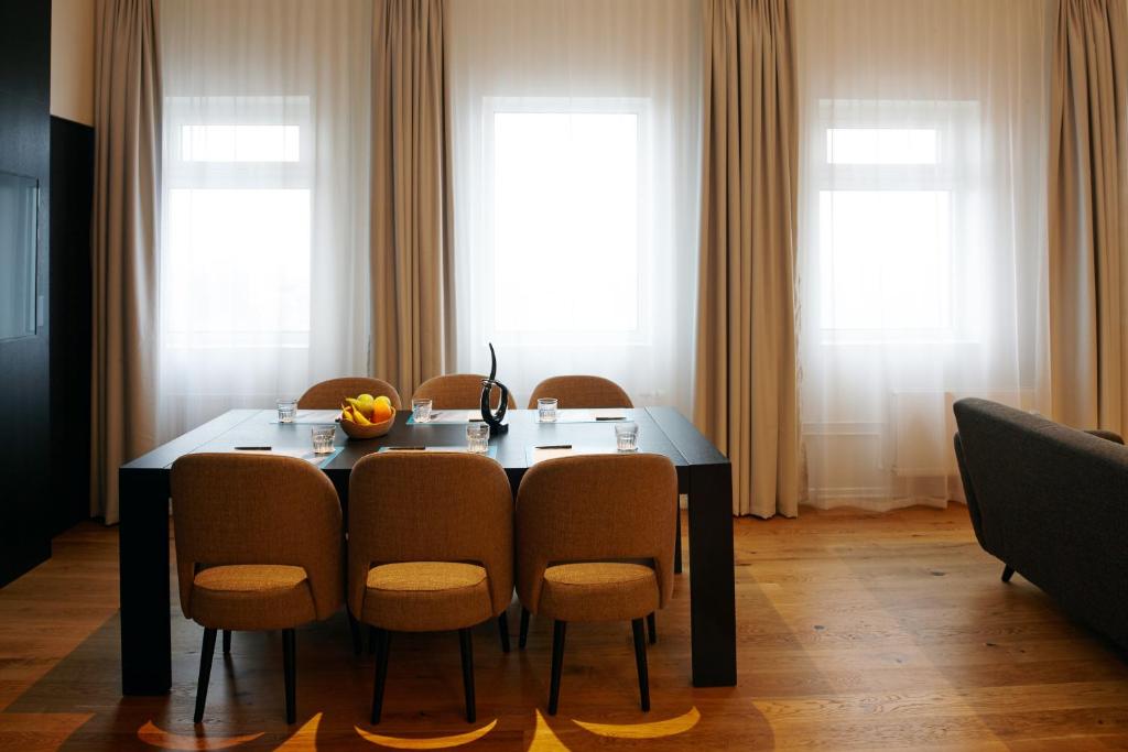 10 Nights Holiday at Iceland, Niagara Falls, and New york