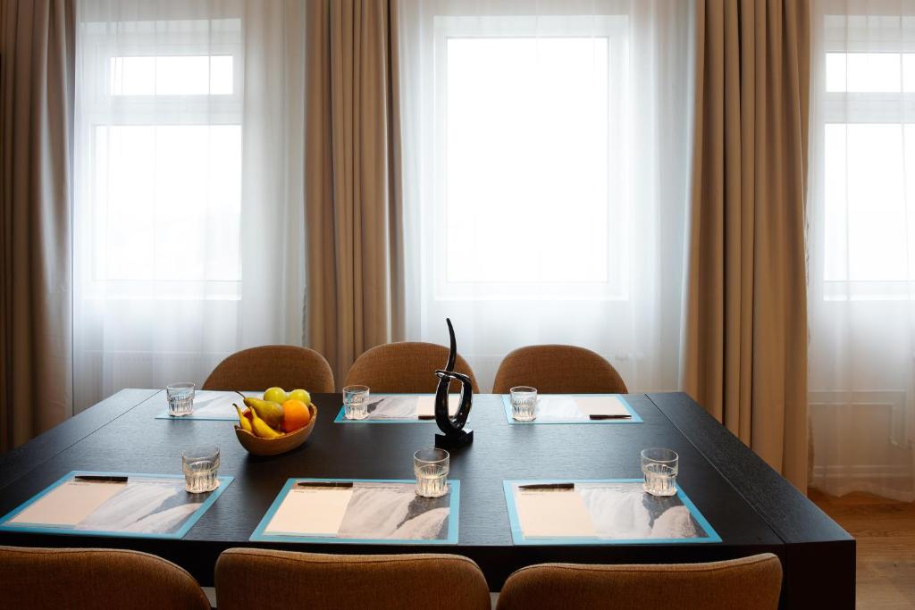 10 Nights Holiday at Iceland, Niagara Falls, and New york