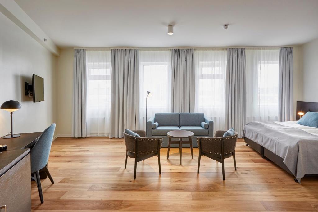 10 Nights Holiday at Iceland, Niagara Falls, and New york