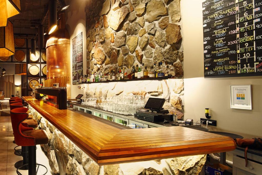 10 Nights Holiday at Iceland, Niagara Falls, and New york