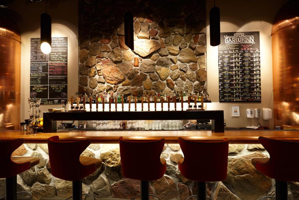 10 Nights Holiday at Iceland, Niagara Falls, and New york