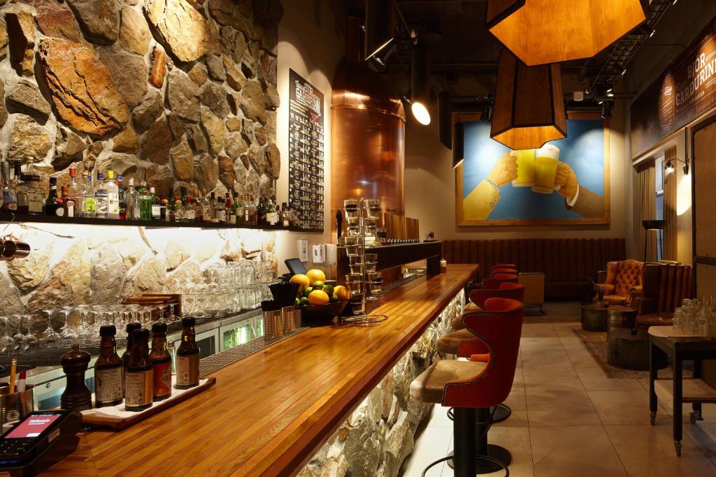 10 Nights Holiday at Iceland, Niagara Falls, and New york