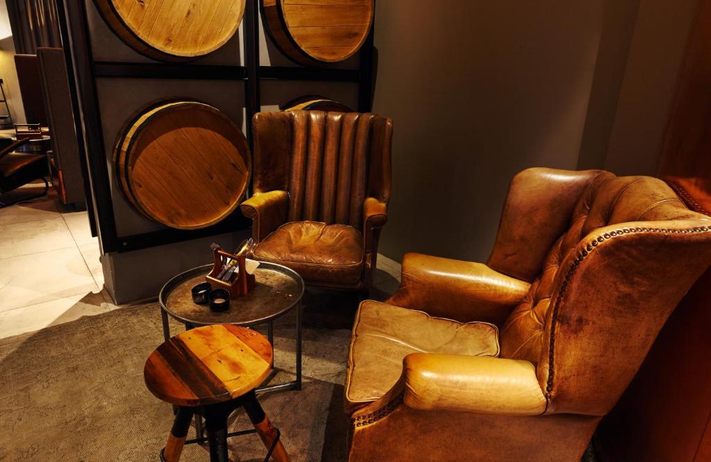 10 Nights Holiday at Iceland, Niagara Falls, and New york