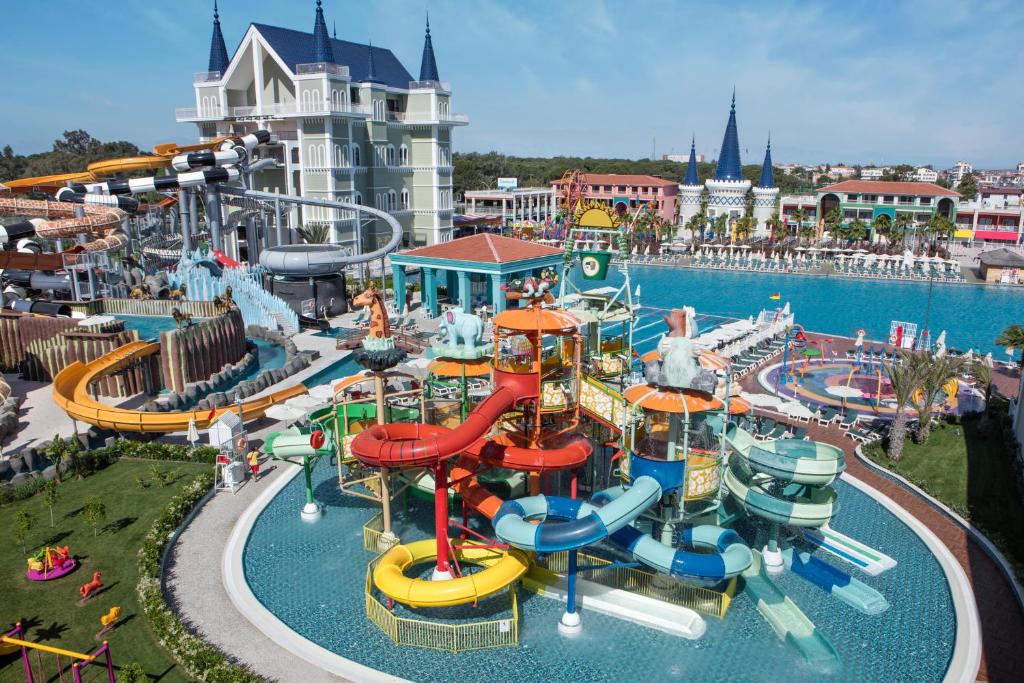 5★ LUXURY FAMILY WATER PARK HOLIDAY FROM JUST £2,899 PER FAMILY!