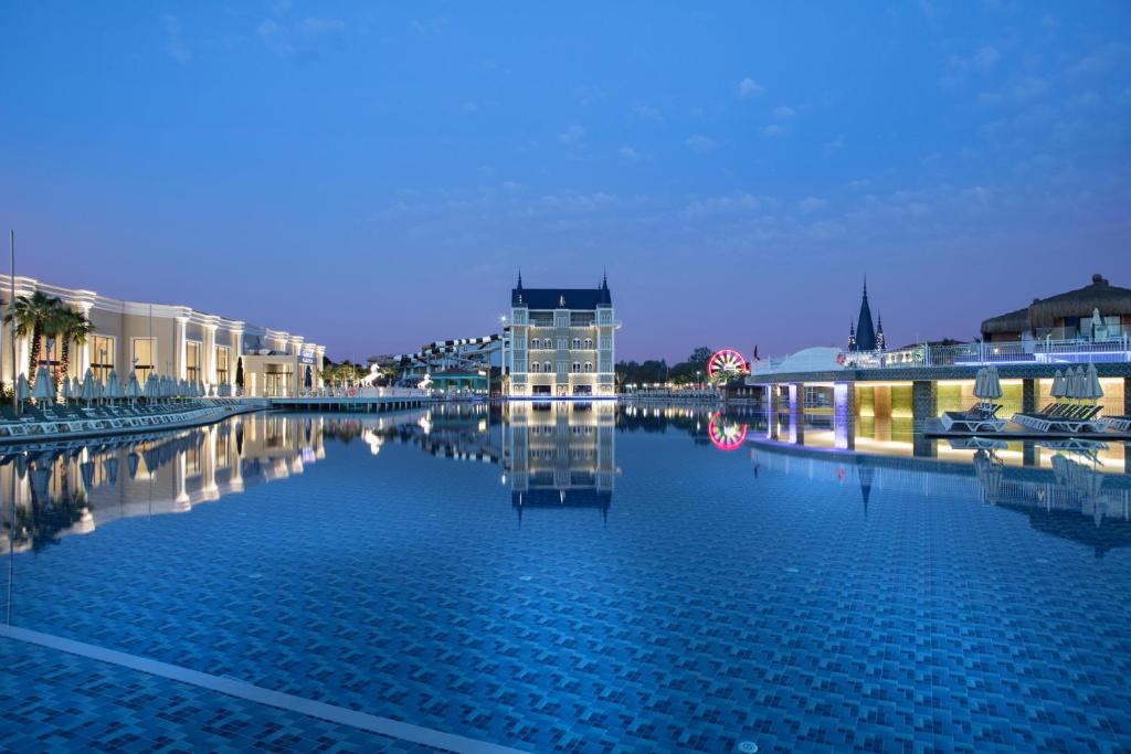 5★ LUXURY FAMILY WATER PARK HOLIDAY FROM JUST £2,899 PER FAMILY!