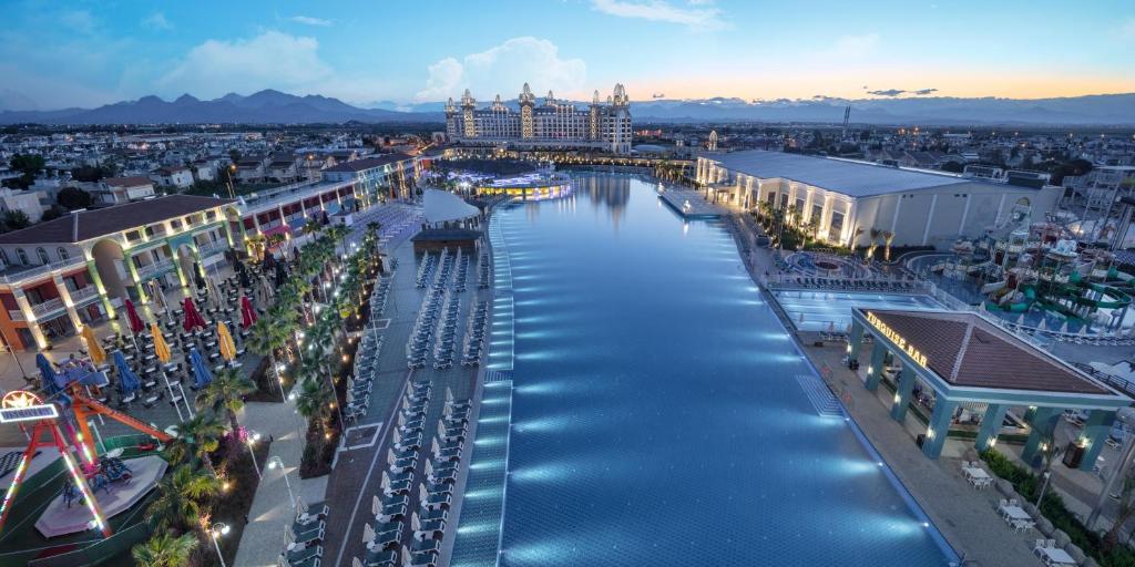 5★ LUXURY FAMILY WATER PARK HOLIDAY FROM JUST £2,899 PER FAMILY!