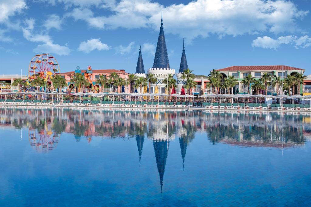 5★ LUXURY FAMILY WATER PARK HOLIDAY FROM JUST £2,899 PER FAMILY!