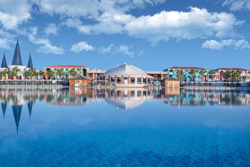 5★ LUXURY FAMILY WATER PARK HOLIDAY FROM JUST £2,899 PER FAMILY!