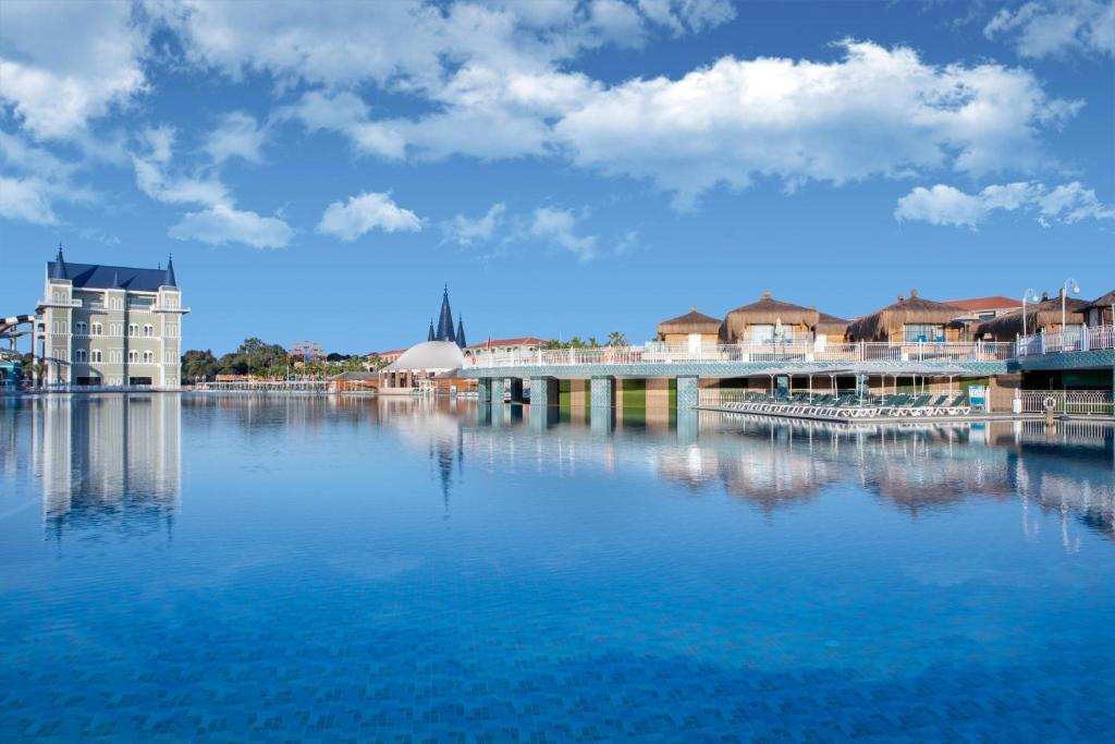 5★ LUXURY FAMILY WATER PARK HOLIDAY FROM JUST £2,899 PER FAMILY!