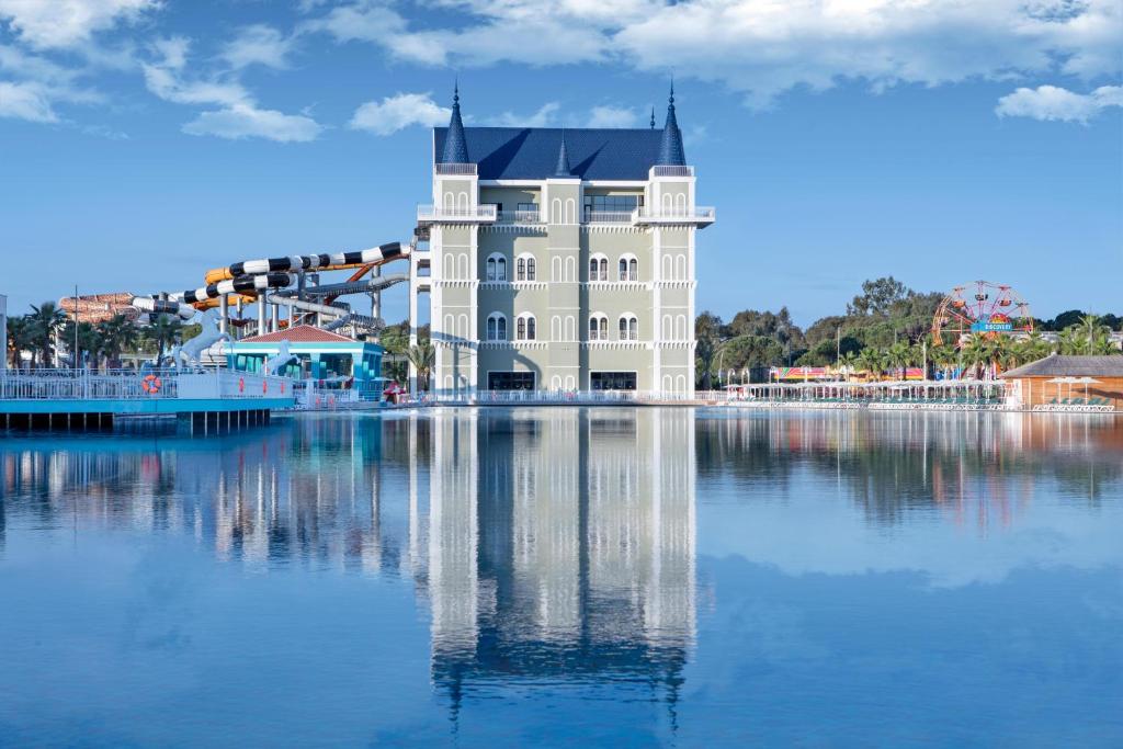 5★ LUXURY FAMILY WATER PARK HOLIDAY FROM JUST £2,899 PER FAMILY!
