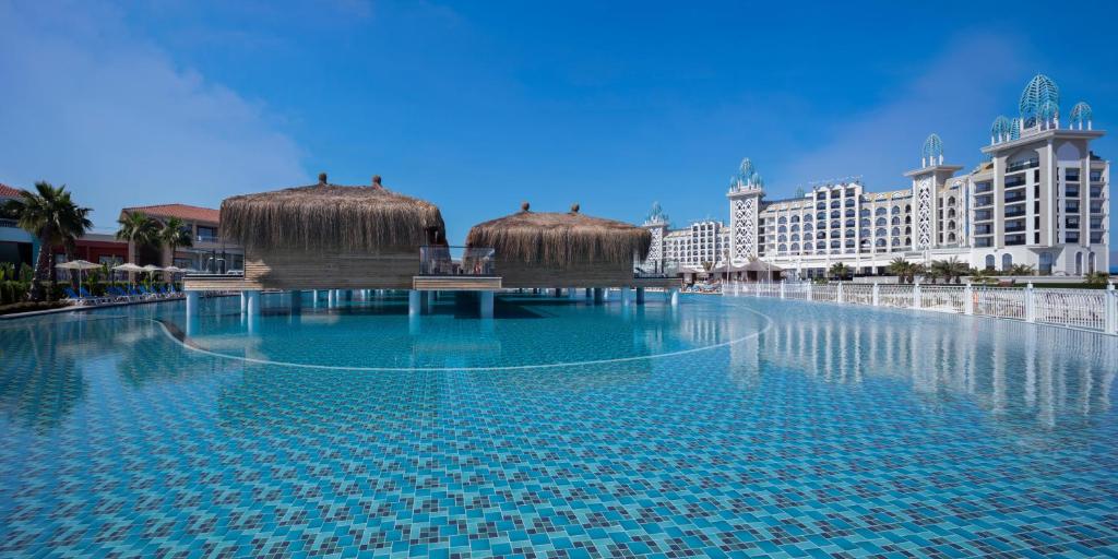 5★ LUXURY FAMILY WATER PARK HOLIDAY FROM JUST £2,899 PER FAMILY!