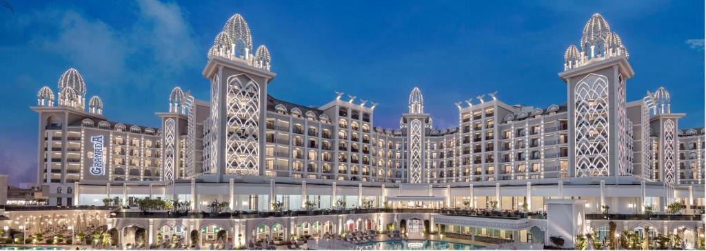 5★ LUXURY FAMILY WATER PARK HOLIDAY FROM JUST £2,899 PER FAMILY!