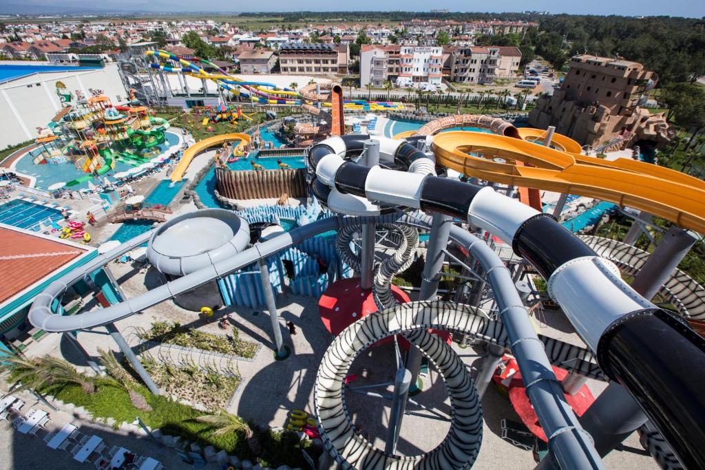 5★ LUXURY FAMILY WATER PARK HOLIDAY FROM JUST £2,899 PER FAMILY!