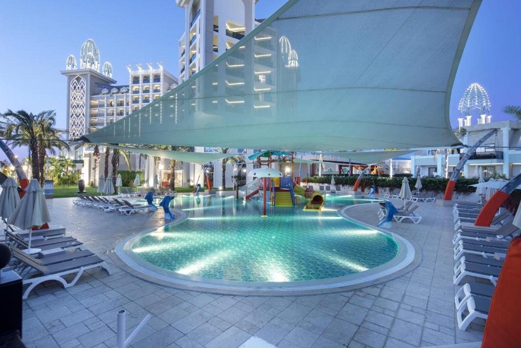 5★ LUXURY FAMILY WATER PARK HOLIDAY FROM JUST £2,899 PER FAMILY!