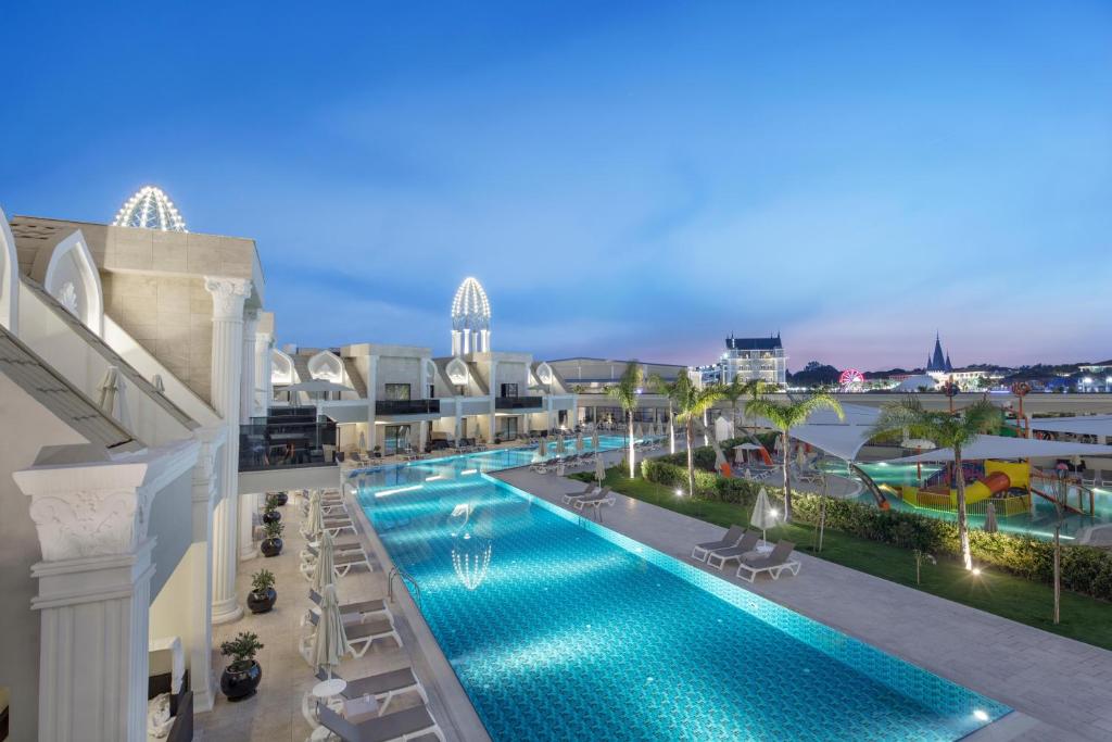 5★ LUXURY FAMILY WATER PARK HOLIDAY FROM JUST £2,899 PER FAMILY!