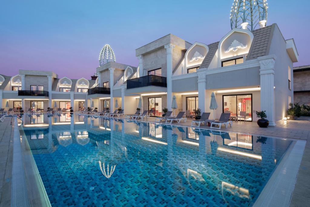 5★ LUXURY FAMILY WATER PARK HOLIDAY FROM JUST £2,899 PER FAMILY!