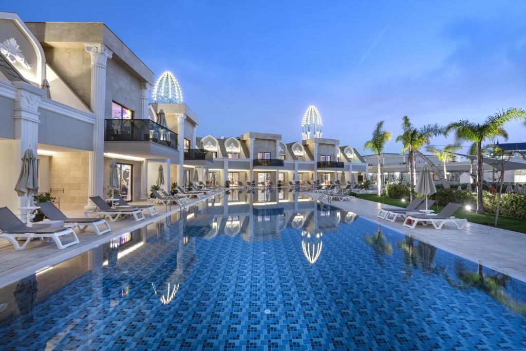 5★ LUXURY FAMILY WATER PARK HOLIDAY FROM JUST £2,899 PER FAMILY!