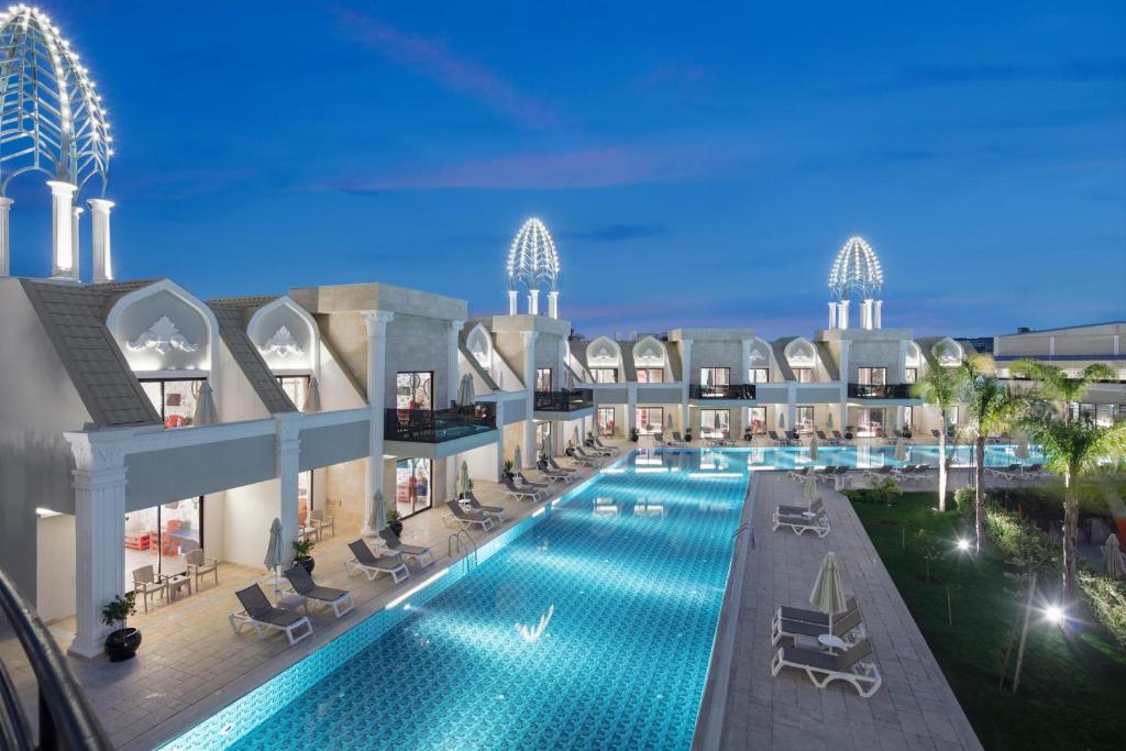 5★ LUXURY FAMILY WATER PARK HOLIDAY FROM JUST £2,899 PER FAMILY!