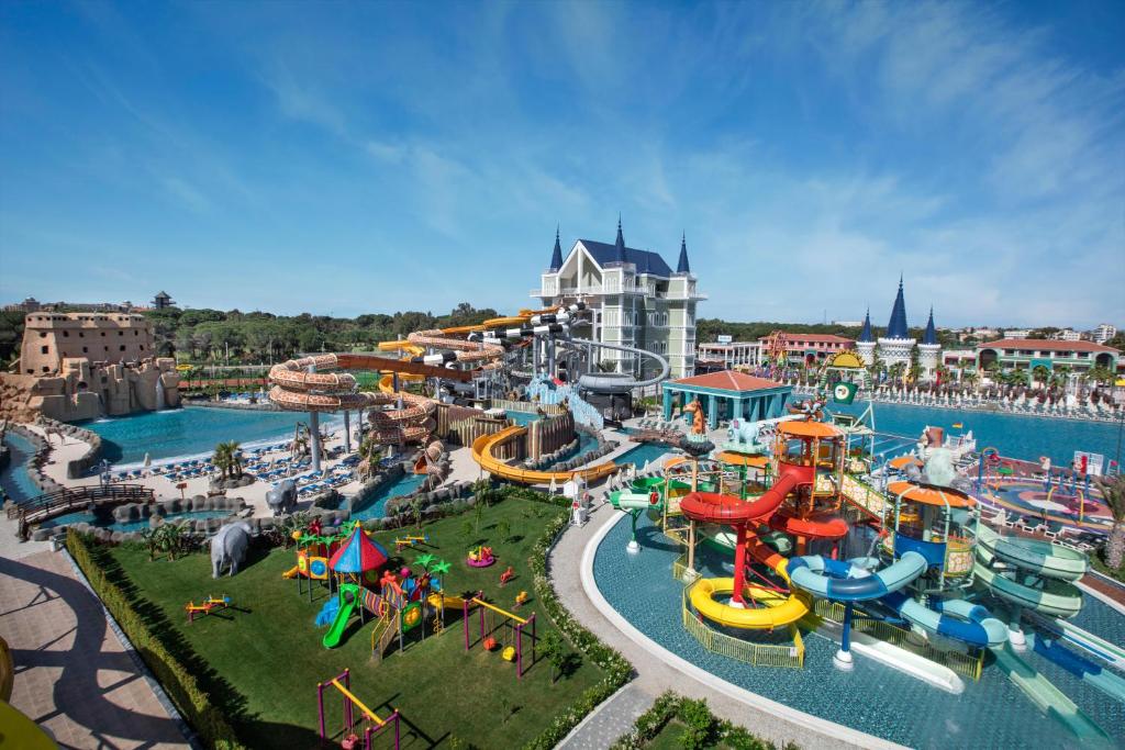 5★ LUXURY FAMILY WATER PARK HOLIDAY FROM JUST £2,899 PER FAMILY!