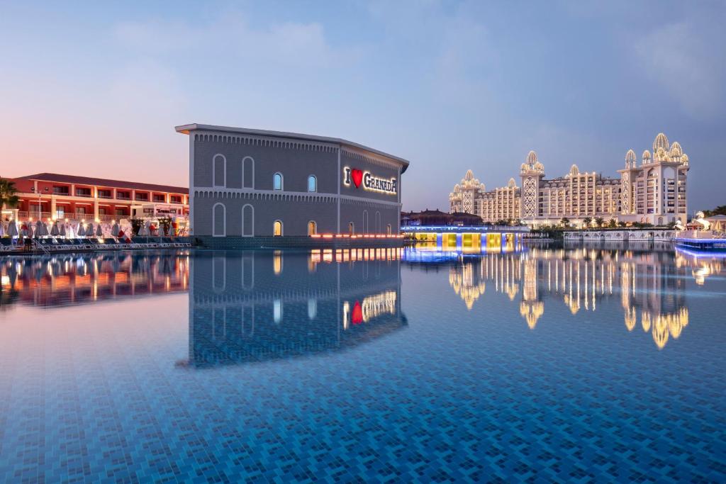 5★ LUXURY FAMILY WATER PARK HOLIDAY FROM JUST £2,899 PER FAMILY!
